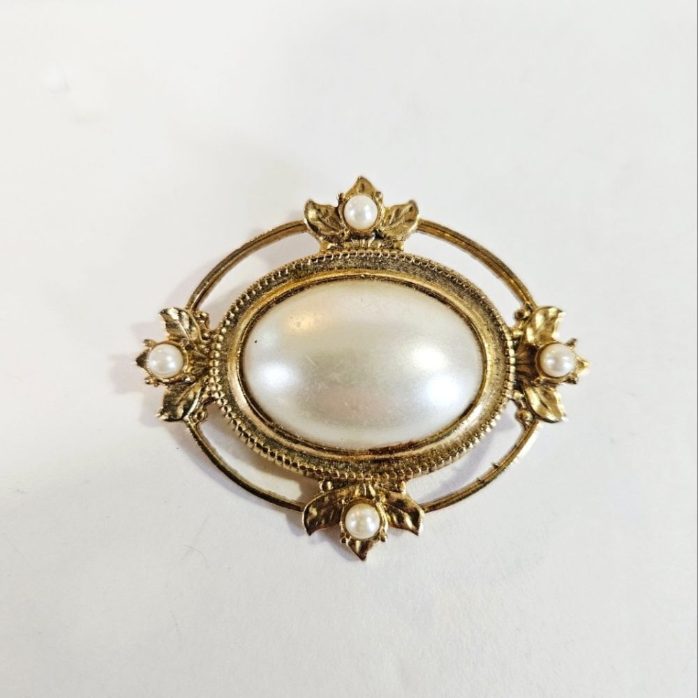 Vintage Faux Mabe Cream Pearl Oval Large Cabochon Gold Tone Frame Brooch Pin